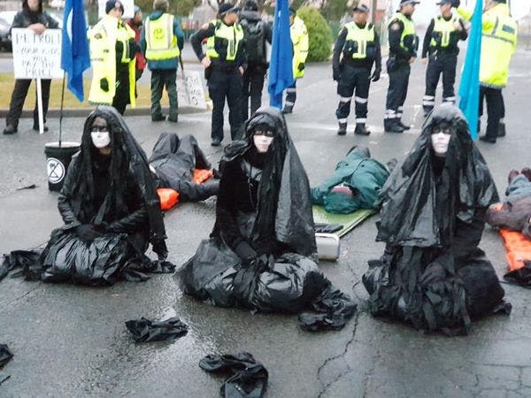 XR Tasmania dressed as oil slicks for fuel blockade
