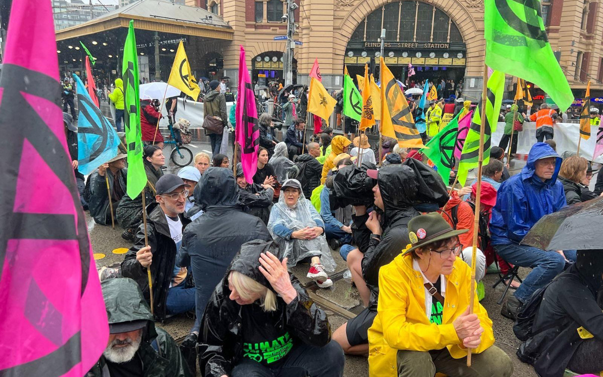 Mass civil disobedience action outside Flinders St - photo by Ari Hatzis