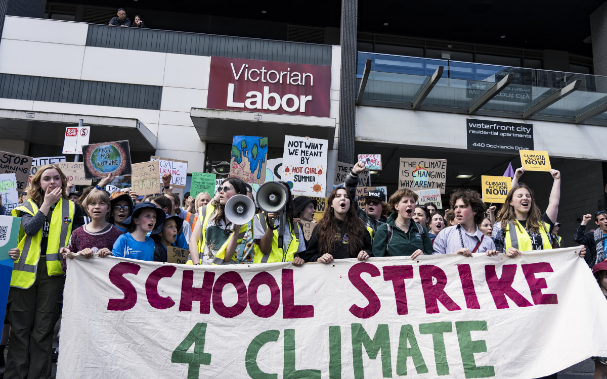 SS4C strikers outside the Victorian Labor Office in Melbourne/Naarm