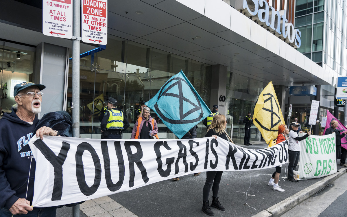 Activists gather to support arrested rebels at Santos HQ