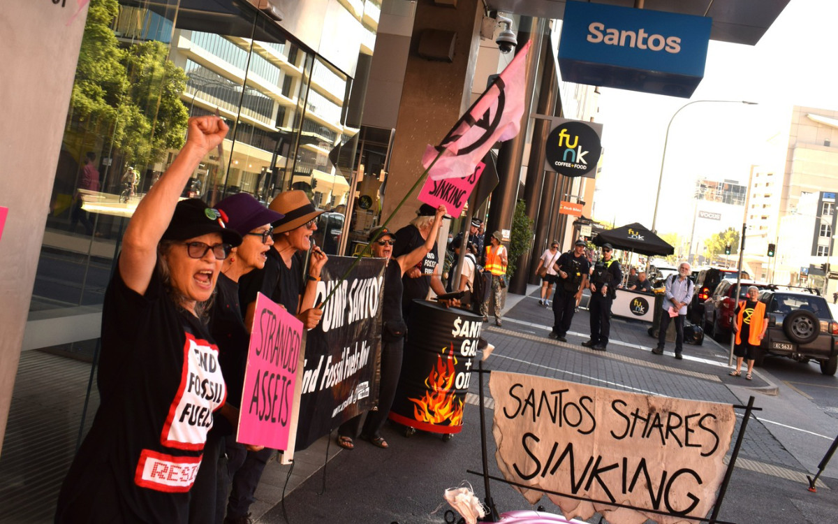 XRSA protesters in front of Santos HQ